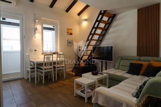 Červar Porat – prva vrsta ob morju – odprt pogled na morje