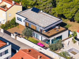 Fažana - luksuzna vila z notranjim bazenom, 300 m od morja!