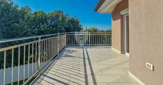 PRILOŽNOST! Umag, okolica. Stanovanje z dvema terasama + garsonjera