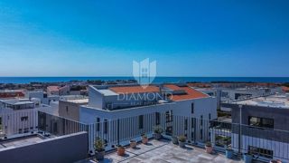 Novigrad, moderno stanovanje z dvigalom in pogledom na morje!