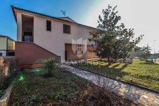 Kanfanar, prostorna hiša z več apartmaji