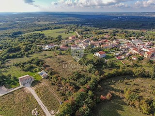 Kanfanar, okolica, lepo zemljišče v mirnem naselju