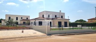 Poreč, impozantna vila z bazenom na mirni lokaciji!