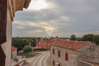 Bale, velika kamnita hiša za prenovo z lastnim vrtom!