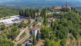 Grožnjan, hiša na odlični lokaciji z velikim dvoriščem