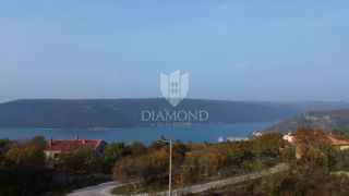 Veliko zemljišče s pogledom na morje