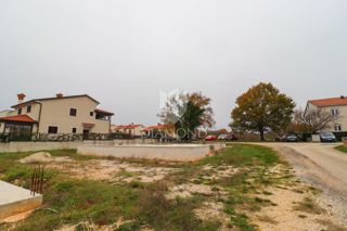 Bale, v bližini centra, zazidljivo zemljišče z dovoljenjem in projektom