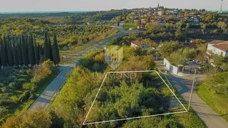 Buje, čudovita parcela velikosti 903 m2 s pogledom na morje! 