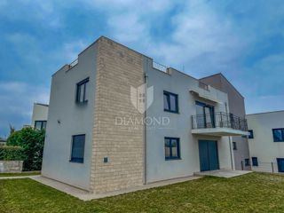 Poreč, okolica, trisobno stanovanje v prvem nadstropju s strešno teraso!