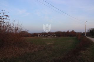 Lepo zazidljivo zemljišče v majhni vasi blizu Rovinj