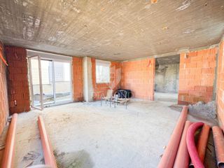 Zagreb, Maksimir! Nedokončana hiša z dvema stanovanjema!