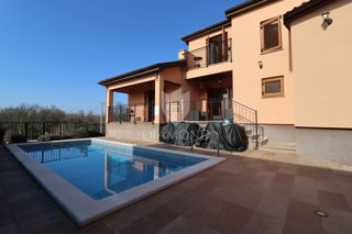 Hiša z bazenom in velikim vrtom – le 10 minut od Poreča in čudovitih plaž, idealna za bivanje ali turistični najem