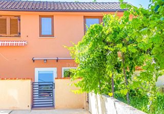 Dve hiši v Vinkuranu z obnovljenim stanovanjem in pogledom na morje