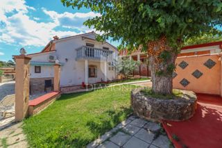 Rovinj, okolica, hiša v mirnem kraju z oljčnim nasadom