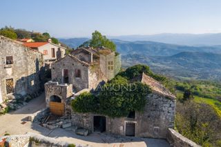 Osrednja Istra, tri vrstne hiše za obnovo