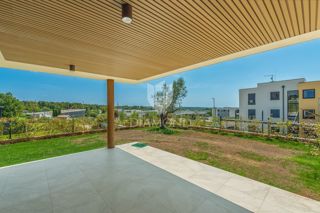 Novigrad, novo stanovanje 94 m2 v pritličju z zasebnim vrtom velikosti 148 m2!