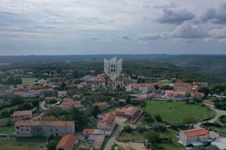 Kanfanar, center, zazidljivo zemljišče z vpisanim objektom