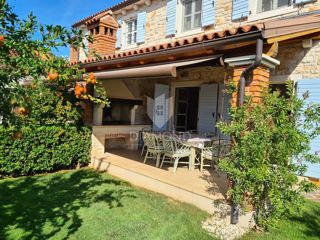 Poreč, okolica – Prekrasna dvojna hiša z bazenom