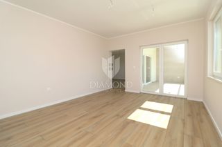 Poreč, novogradnja, stanovanje v prvem nadstropju 500m od morja!