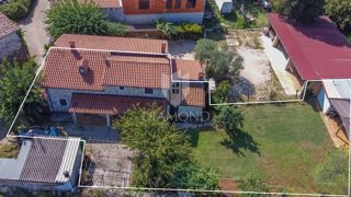 Umag, okolica, hiša z velikim vrtom!