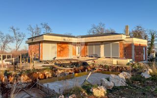 Vzhodna Istra, hiša v gradnji, 2,5 km od morja