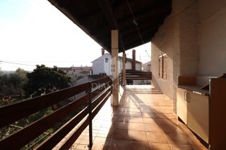 Poreč – hiša z dvema stanovanjskima enotama in velikim potencialom