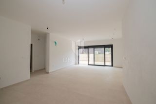 PRILOŽNOST! Rovinj, novo stanovanje z vrtom in kletjo, blizu morja