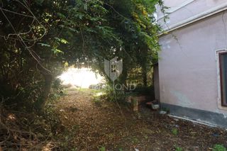 Gradbeno zemljišče v središču Pule