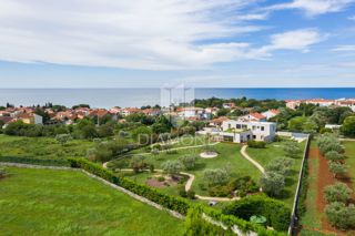 Moderno zasnovana vila z velikim vrtom in čudovitim pogledom na morje