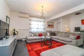 Hiša s tremi apartmaji 300m od morja v bližini Medulina!