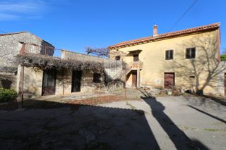 Svetvinčenat, kamnita hiša na prostorni parceli