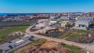 Novigrad, prostorno zemljišče v industrijski coni!