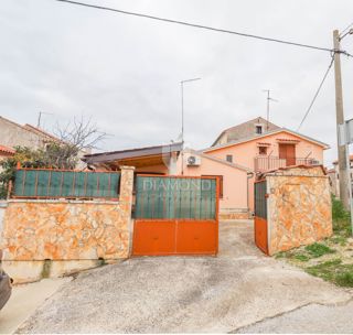 Hiša v bližini Pulja, idealna za bivanje ali najem