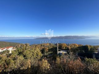 ZAZIDLJIVO ZEMLJIŠČE S PANORAMSKIM POGLEDOM NA MORJE