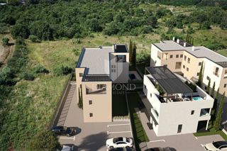 Poreč, pritlično stanovanje z vrtom 900 m od morja!