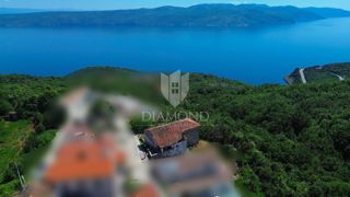 KAMNITA HIŠA S PANORAMSKIM POGLEDOM NA MORJE
