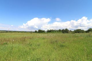 Poreč, okolica – Zazidljivo zemljišče 761 m² z infrastrukturo in dostopom