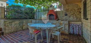 Novigrad, lepo stanovanje v pritličju blizu mesta in morja!