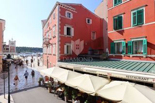 Rovinj, stanovanje z dvema vhodoma, blizu glavnega mestnega trga