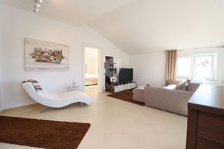 Poreč, na novo prenovljeno stanovanje z vrtom