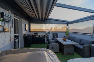 Moderno stanovanje z razkošno teraso in jacuzzijem, pogled na morje