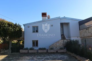 Moderno stanovanje z razkošno teraso in jacuzzijem, pogled na morje