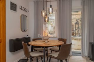 Dvoetažno stanovanje v središču mesta, tri spalnice, terasa, shramba