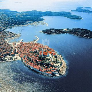 PRILOŽNOST! ROVINJ! GARAŽNO MESTO!