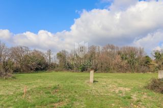 LIŽNJAN, Gradbena parcela z veljavnim gradbenim dovoljenjem – 4 stanovanja!