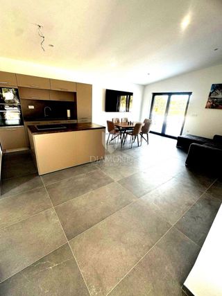 **Slovenski:** Redka priložnost: sodobna pritlična hiša z zasebnim bazenom in vrtom v Poreču