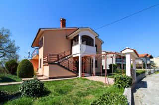 Labin, čudovita družinska hiša s tremi ločenimi stanovanji