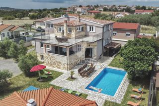 Pula, okolica, počitniška hiša s tremi apartmaji