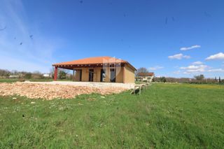 Žminj, okolica, novozgrajena enodružinska hiša z bazenom.