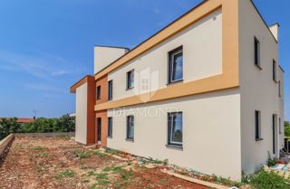 Poreč, pritlični apartma z vrtom 500 m od morja!